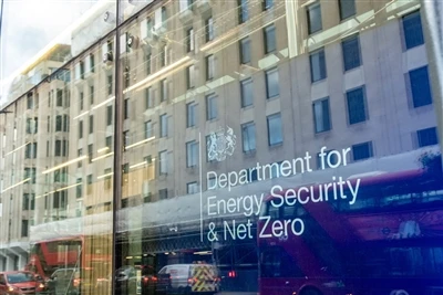 Storbritanniens solcellskapacitet når 21,8 GW i januari 2026, visar DESNZ-data